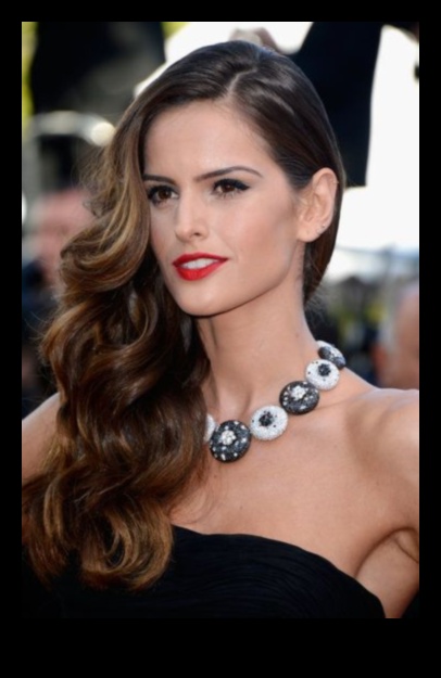 Glamour viļņi: sarkanā paklāja iedvesmoti stili viļņainiem matiem