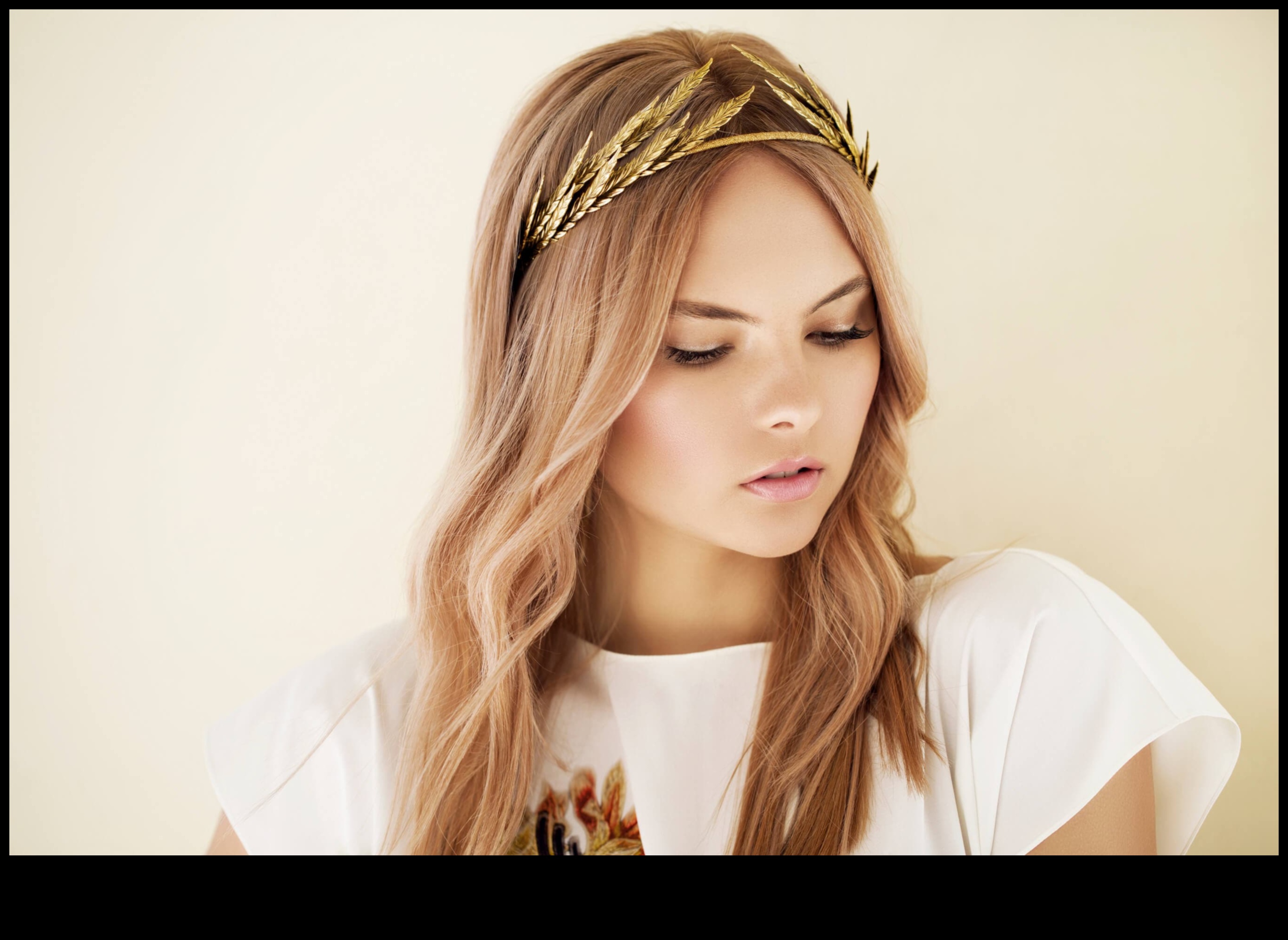 Apzeltīts glamūrs kļūst elegants Kā pievienot zelta pieskārienu jūsu ballīšu frizūrām 3 Apzeltīts glamūra turpinājums: piešķiriet zelta pieskārienu jūsu ballīšu frizūrām