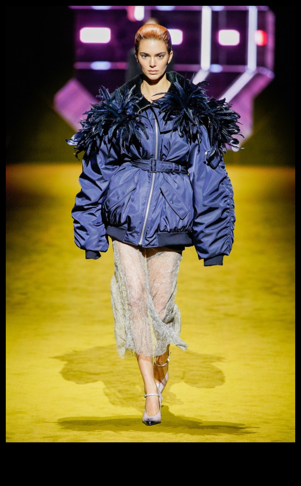 No jauna definēts skrejceļš: sarkanas un kastaņbrūnas frizūras augstās modes paziņojumiem