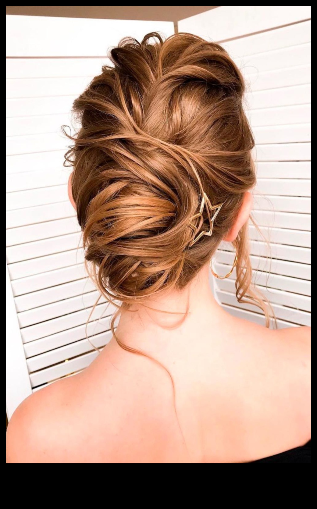 No viļņiem līdz izkropļojumiem: daudzpusīgas sarkanas un kastaņbrūnas frizūras ikvienam gadījumam