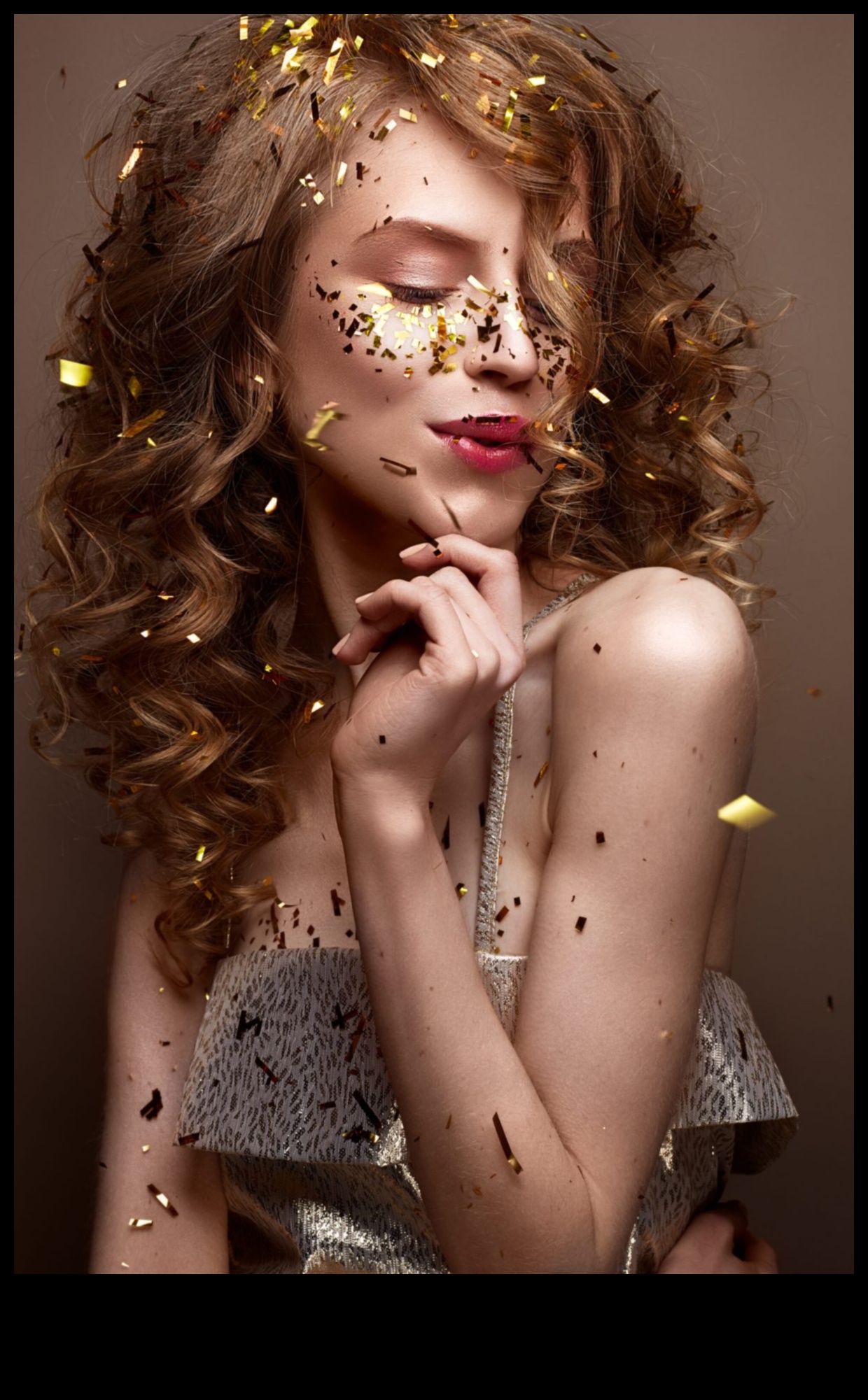 Apzeltīts glamūrs kļūst elegants Kā pievienot zelta pieskārienu jūsu ballīšu frizūrām 1 Apzeltīts glamūra turpinājums: piešķiriet zelta pieskārienu jūsu ballīšu frizūrām