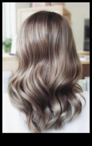 Pelnu pievilcība: izpētiet vēsās pelnu matu krāsu pieskaņas