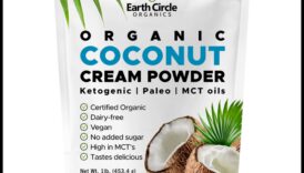 Rīta prieks: malkojot krēmīgu un tīru kokosriekstu pienu