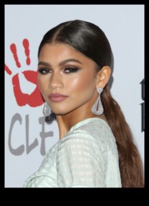 Sarkanā paklāja sarkanās krāsas: krāšņu slavenību frizūru skate